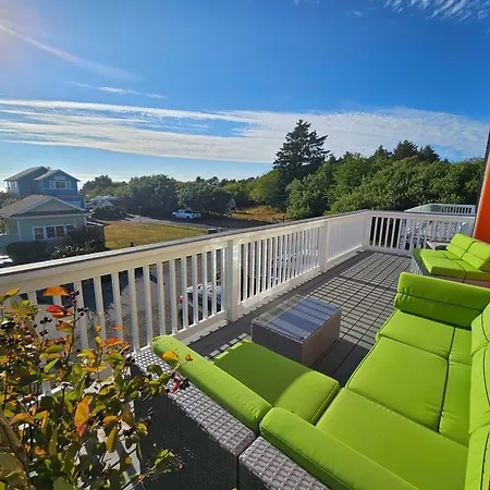 Sunkissed - 90 Seconds To Beach, Firepit, Privacy Fenced Yard, Gardens
